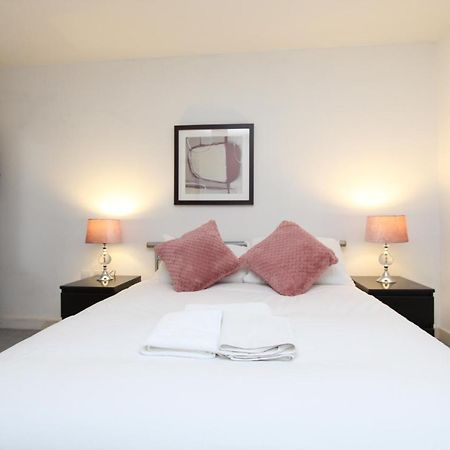 לונדון Spacious 1- Bedroom Apartment In E16 מראה חיצוני תמונה